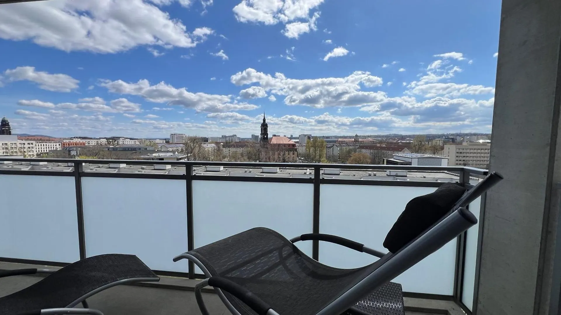 Apartment Mit Penthouse Charakter In Dresden